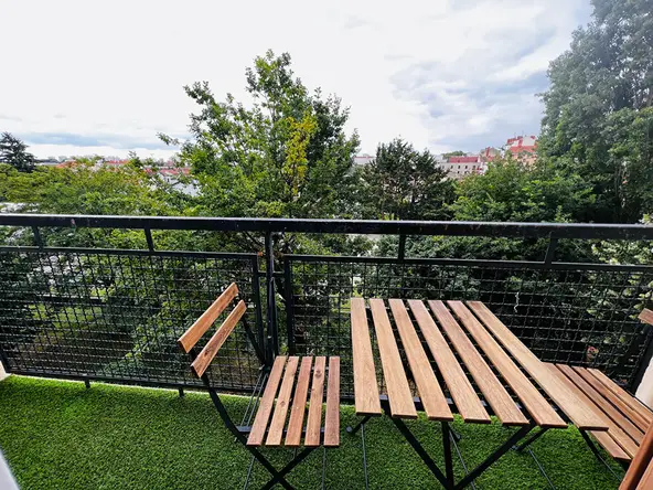 Balcon avec table, vue sur arbres et espaces verts de la résidence — Rue Greuze Villeurbanne