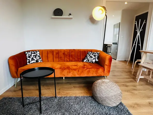 Canapé velours et vue vers la cuisine — colocation Rue Greuze