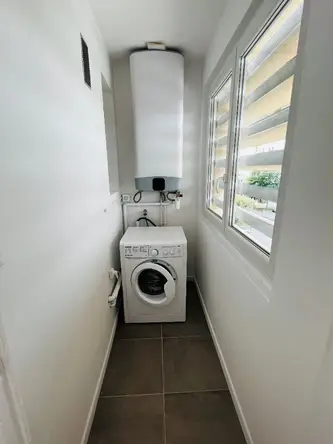 Cellier avec lave-linge et chauffe-eau — colocation Villeurbanne