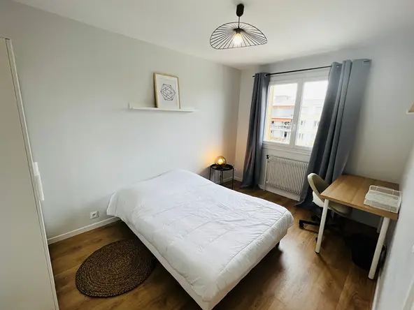 Chambre avec lit double, bureau et vue dégagée — colocation Flachet