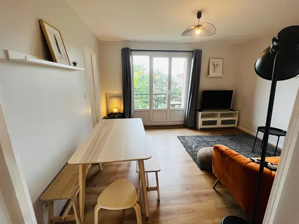 Salon-salle à manger avec balcon et verdure — colocation Villeurbanne