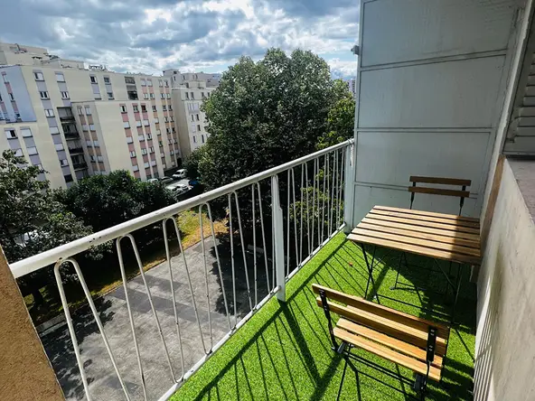 Balcon avec table et vue sur Villeurbanne — colocation métro Flachet