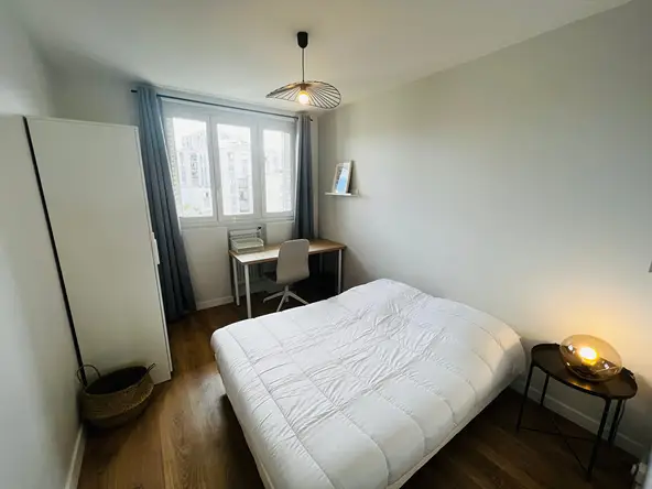 Chambre avec lit double, bureau et vue dégagée — colocation Flachet