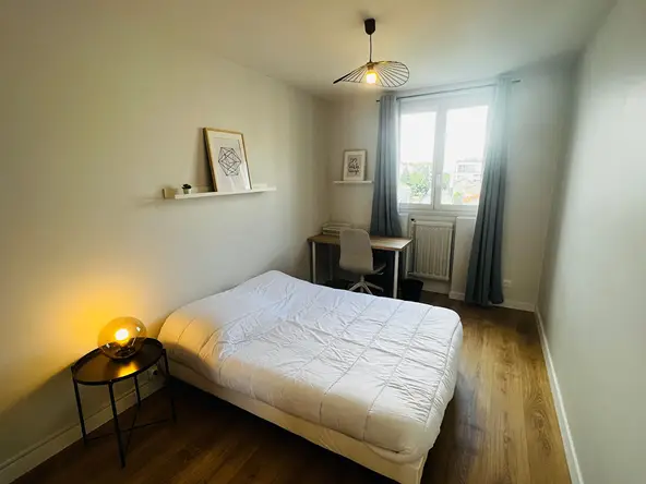 Chambre meublée avec bureau et déco moderne — Cours Emile Zola Villeurbanne