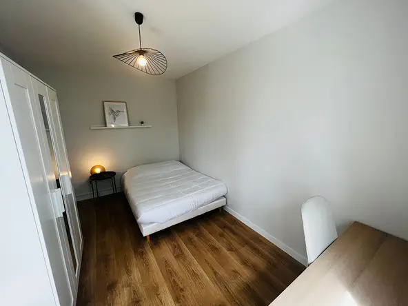 Chambre meublée avec lit double, placard et bureau — colocation Villeurbanne