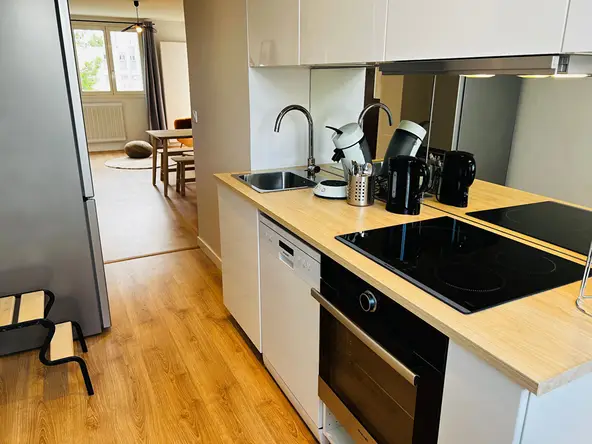 Cuisine complète avec four, plaques induction et lave-vaisselle — Cours Emile Zola