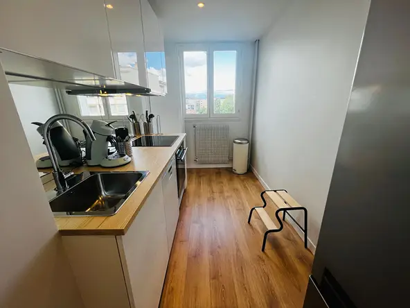 Cuisine équipée avec évier, plaques et réfrigérateur — colocation Villeurbanne